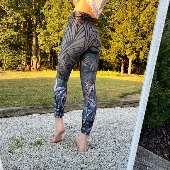 REVERSIBLE multi patterned legging - Picture 4 of 6